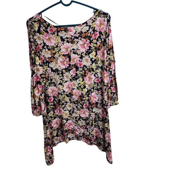 Cable & Gauge Large Spring Floral Cold Shoulder Sharkbite Hem 3/4 Sleeve Top - Picture 8 of 8